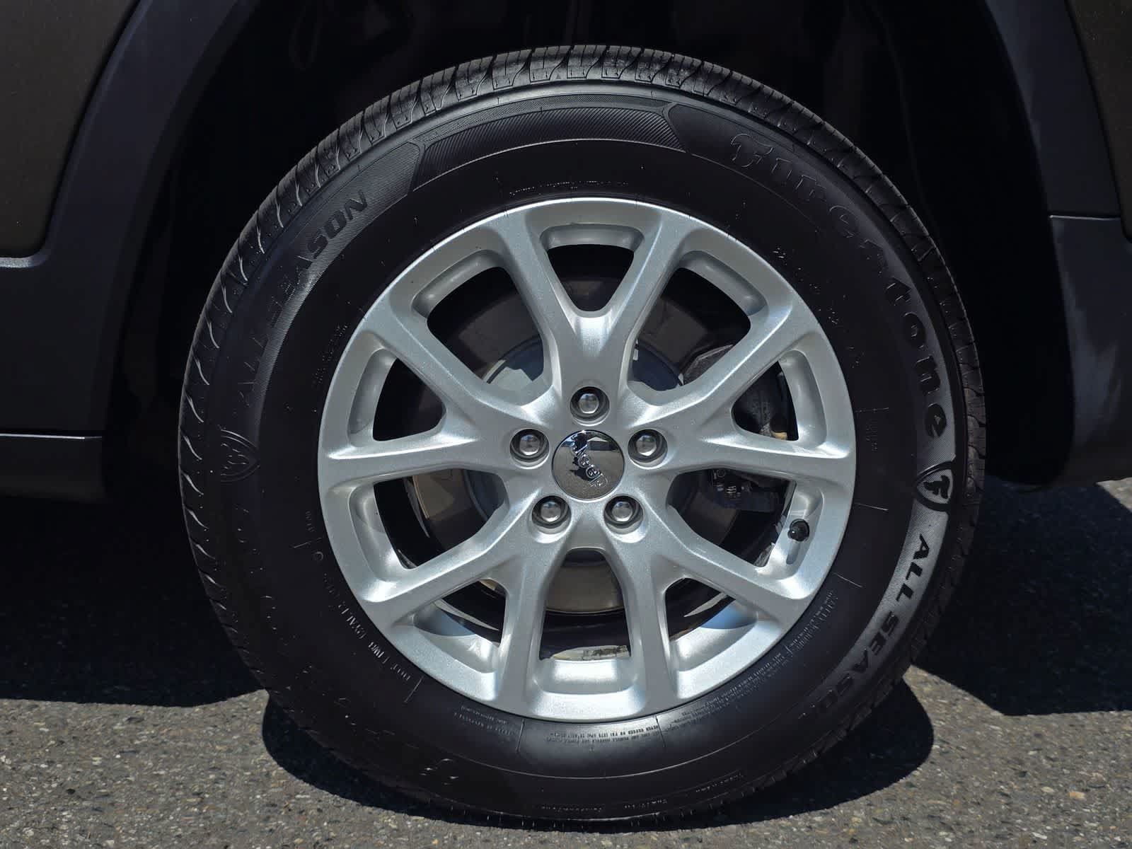 Used 2015 Jeep Cherokee Latitude w/ Cold Weather Group AWD/4WD image 8