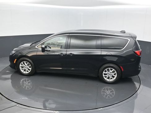 Used 2017 Chrysler Pacifica Touring image 15