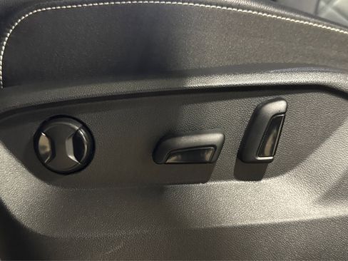 Used 2025 Volkswagen Atlas SE image 18