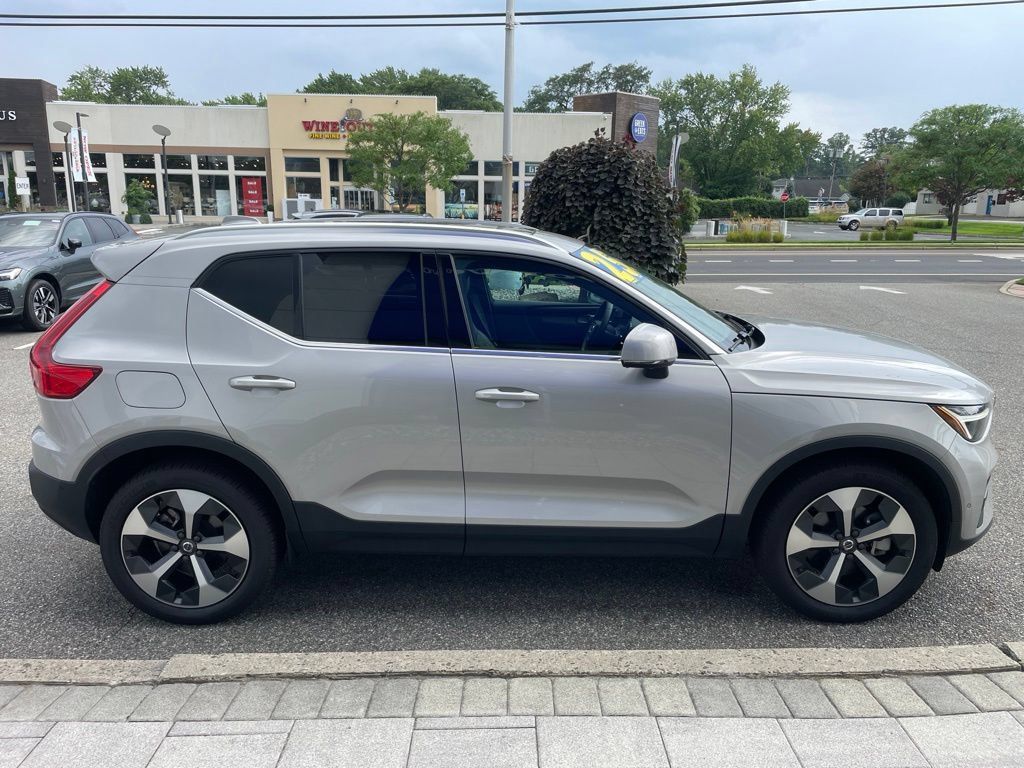 Used 2025 Volvo XC40 B5 Plus AWD/4WD image 6