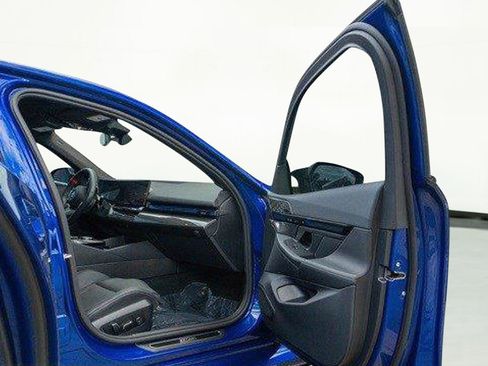 Used 2025 BMW M5 w/ Carbon Package image 57