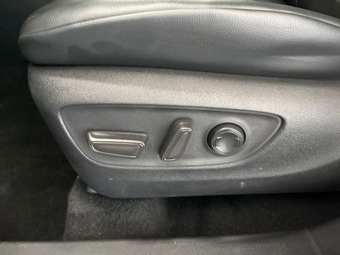 Used 2024 Toyota Highlander XLE AWD/4WD image 24
