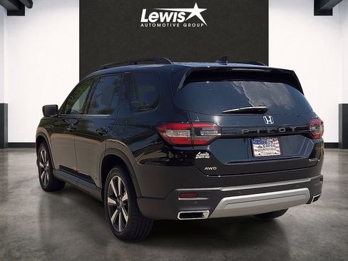 Used 2024 Honda Pilot Touring image 3