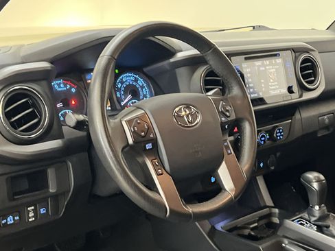 Used 2018 Toyota Tacoma TRD Off-Road w/ Technology Package AWD/4WD image 15