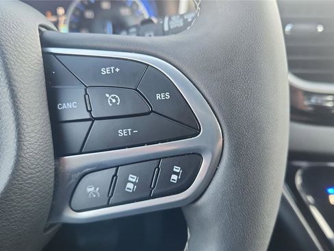 Used 2025 Chrysler Pacifica Select image 12