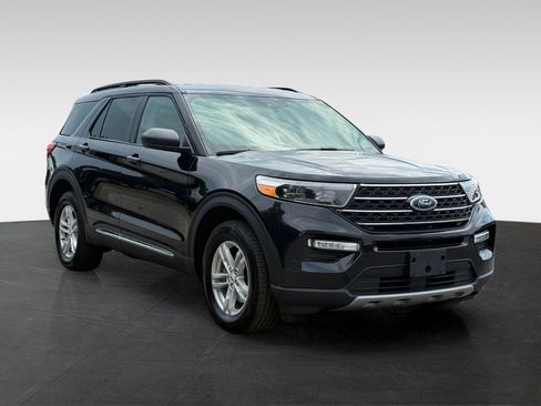 Used 2023 Ford Explorer XLT w/ Equipment Group 202A AWD/4WD image 3