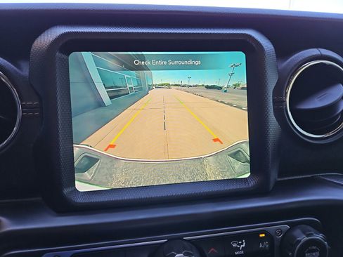 Used 2023 Jeep Gladiator Overland AWD/4WD image 9