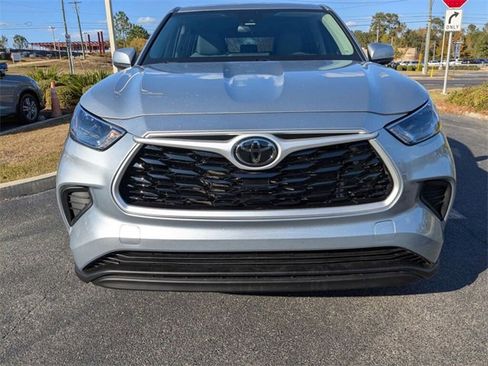 Used 2023 Toyota Highlander LE image 3