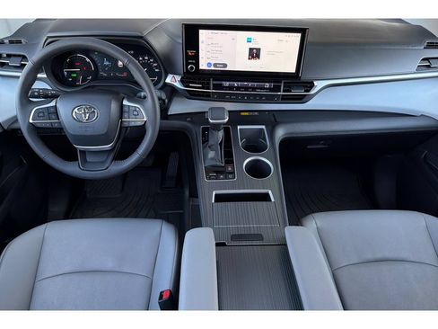Used 2025 Toyota Sienna XLE FWD image 14