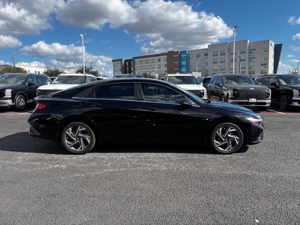 Certified 2025 Hyundai Elantra Limited FWD image 5