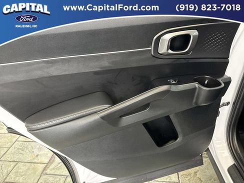 Used 2025 Kia Sorento LX FWD image 17