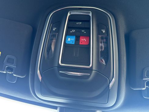 Used 2025 Jeep Grand Cherokee Altitude AWD/4WD image 10