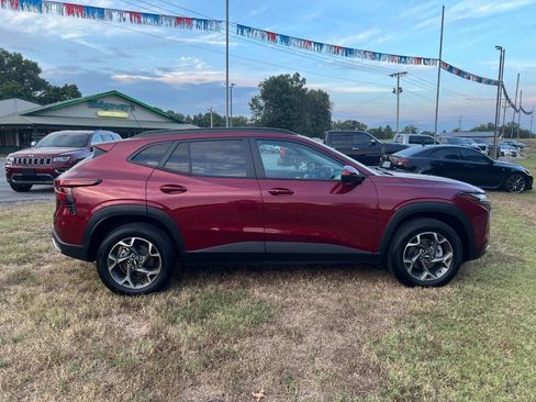 Used 2024 Chevrolet Trax LT w/ Sunroof Package image 2