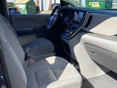Used 2019 Toyota Sienna L image 16