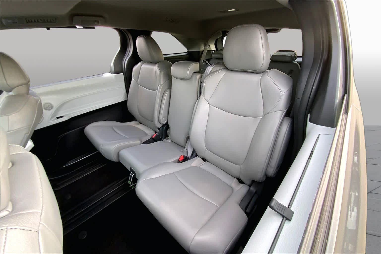 Certified 2025 Toyota Sienna XLE FWD image 19