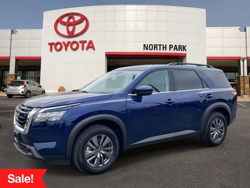 Used 2025 Nissan Pathfinder SV FWD image 1
