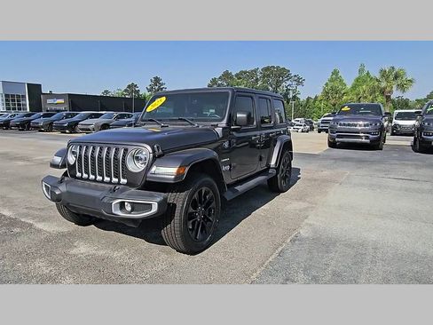 Used 2021 Jeep Wrangler Unlimited Sahara w/ Dual Top Group AWD/4WD image 40