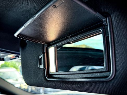 Used 2018 Land Rover Range Rover Velar R-Dynamic SE image 24