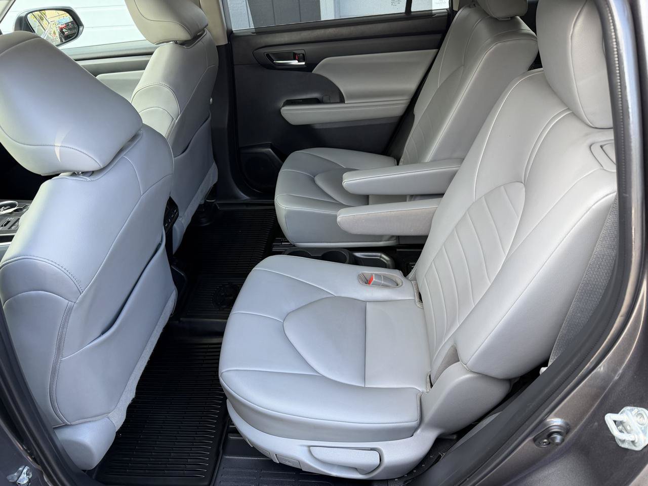 Used 2021 Toyota Highlander XLE AWD/4WD image 10
