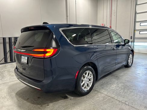 Used 2024 Chrysler Pacifica Touring-L FWD image 6