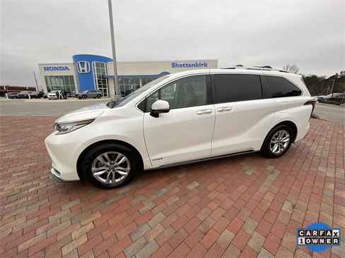 Used 2021 Toyota Sienna Limited image 25