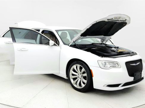 Used 2019 Chrysler 300 Touring L w/ Quick Order Package 22F RWD image 12