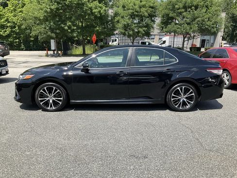 Used 2020 Toyota Camry SE FWD image 8