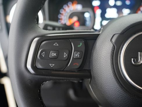 Used 2025 Jeep Gladiator Sport AWD/4WD image 14