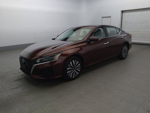 Used 2023 Nissan Altima 2.5 SV w/ SV Premium Package AWD/4WD image 2