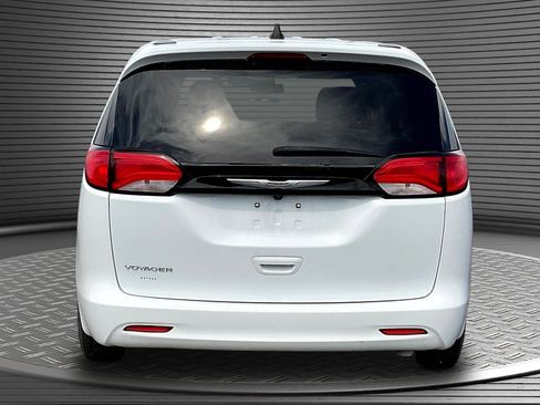Used 2022 Chrysler Voyager LX FWD image 6