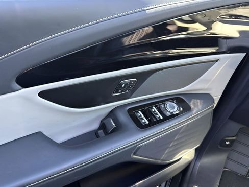 Used 2024 Lincoln Nautilus Reserve image 12