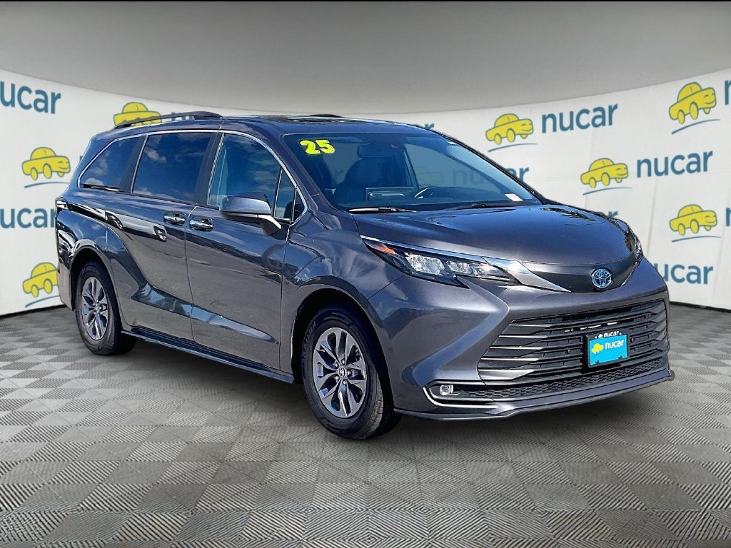 Used 2025 Toyota Sienna XLE FWD image 1