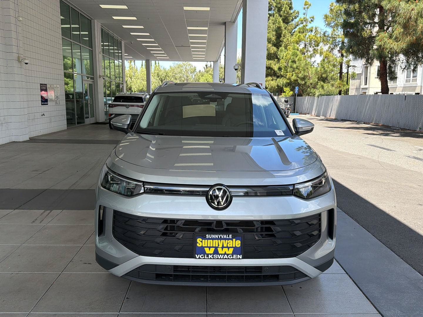 Certified 2025 Volkswagen Tiguan SE w/ Panoramic Sunroof Package AWD/4WD image 8