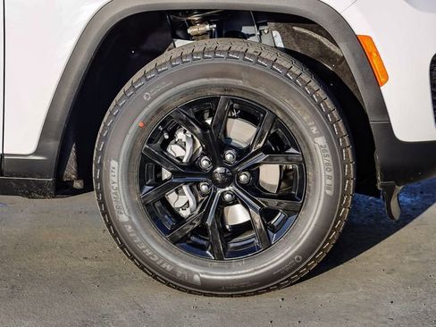 New 2025 Jeep Grand Cherokee Altitude image 11