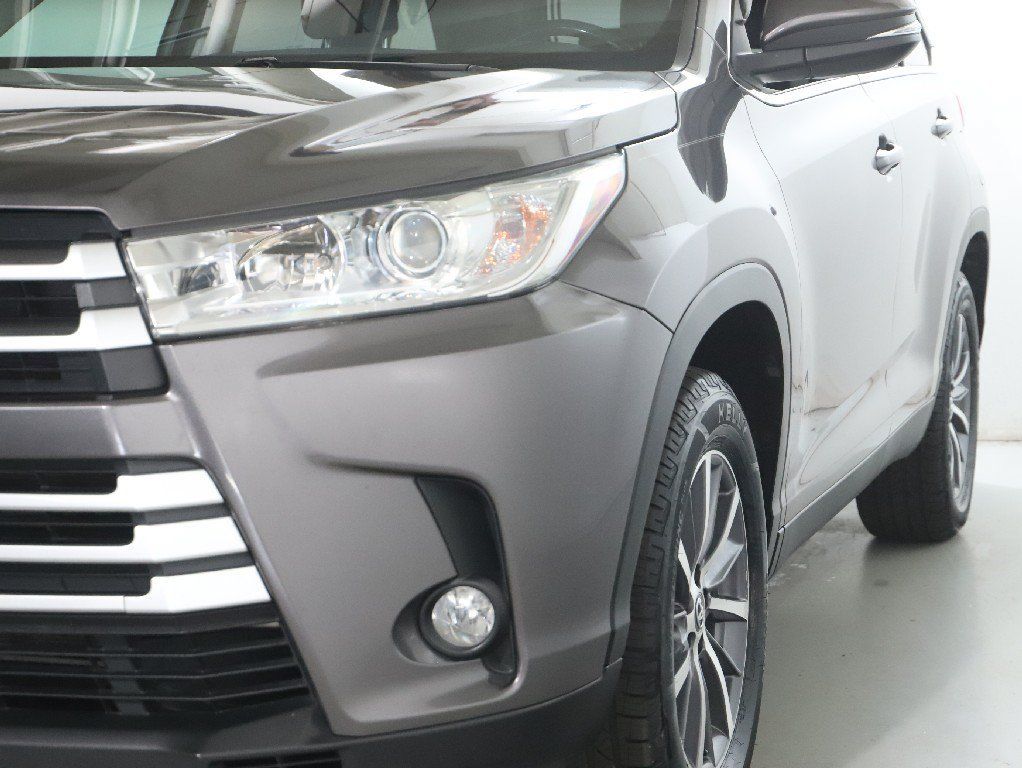 Used 2019 Toyota Highlander XLE FWD image 4