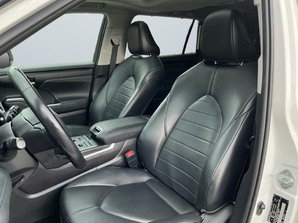 Used 2021 Toyota Highlander XLE AWD/4WD image 10