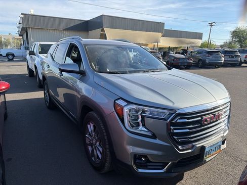 Used 2024 GMC Terrain SLT image 2