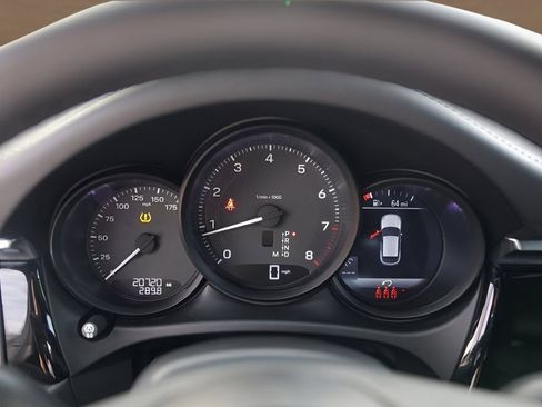 Used 2025 Porsche Macan image 11