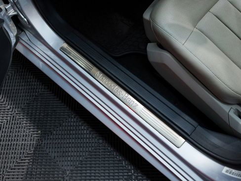 Used 2010 Mercedes-Benz E 550 4MATIC Sedan image 30