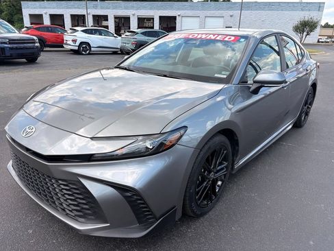 Used 2025 Toyota Camry SE FWD image 3