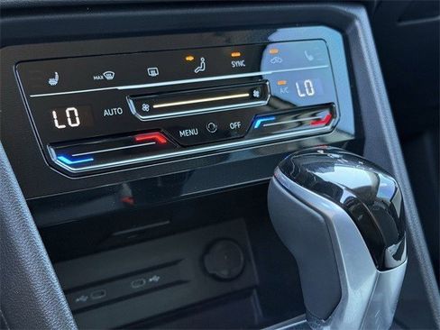 Certified 2025 Volkswagen Taos SE image 17