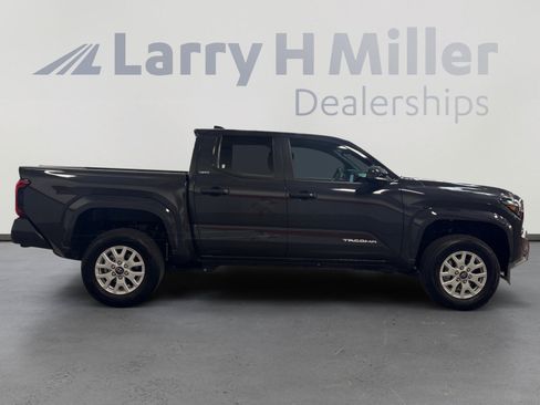 Certified 2025 Toyota Tacoma SR5 AWD/4WD image 6