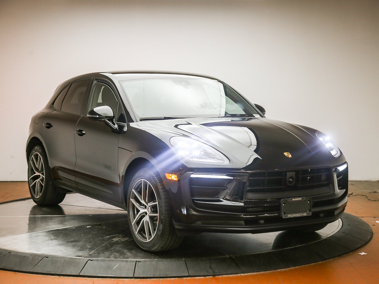 Certified 2023 Porsche Macan AWD/4WD image 4