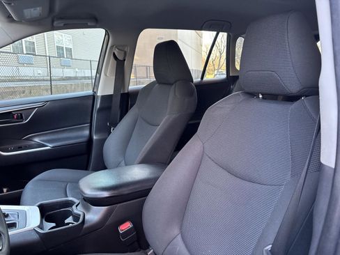 Used 2020 Toyota RAV4 LE FWD image 9