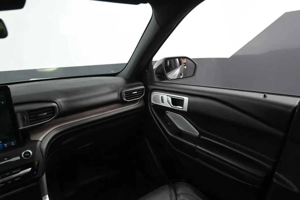 Used 2020 Ford Explorer Platinum w/ Premium Technology Package AWD/4WD image 36