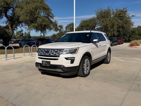 Used 2018 Ford Explorer XLT w/ Equipment Group 202A image 2