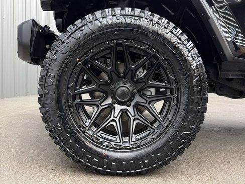 Used 2025 Jeep Wrangler Unlimited Sahara w/ Safety Group image 9