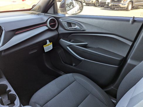 Used 2026 Chevrolet Trax RS w/ Sunroof Package image 16