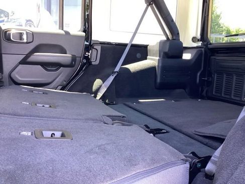 Used 2025 Jeep Wrangler Unlimited Sahara AWD/4WD image 32