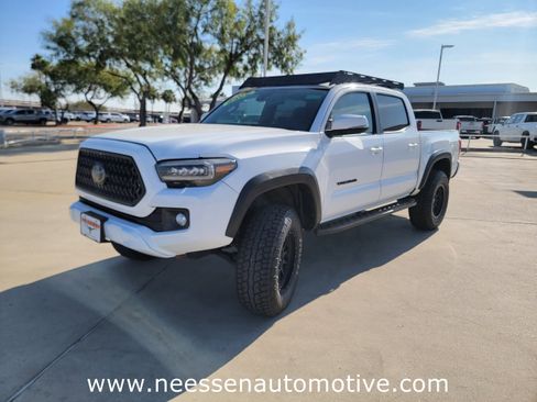 Used 2018 Toyota Tacoma TRD Off-Road w/ Technology Package image 3